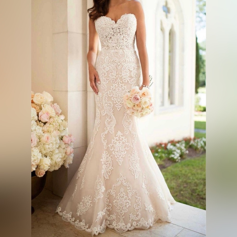 Gorgeous Stella York lace up gown & veil size 4